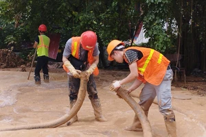 Máy đào hầm Metro Nhổn - Ga Hà Nội lại gây phun trào bùn tại ngõ Núi Trúc