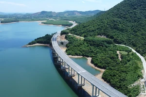 ‘Vượt nắng, thắng mưa’ nối thêm 221 km cao tốc Bắc - Nam dịp 2-9