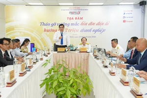 Toàn cảnh Tọa đàm “Tháo gỡ vướng mắc hóa đơn điện tử, hướng tới 2 triệu doanh nghiệp”. Ảnh: THUẬN VĂN