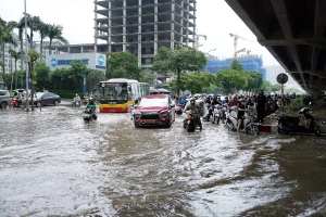 Những trận mưa lớn cực đoan sau bão số 10, số 11 vừa qua khiến nhiều khu vực của Hà Nội bị ngập nặng.