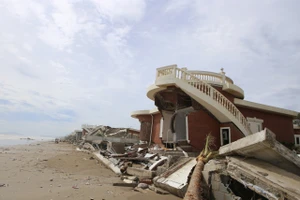 Lập đoàn kiểm tra tìm nguyên nhân nhiều biệt thự sát biển bị đổ, sập sau bão