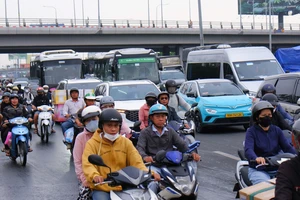 TPHCM xuất hiện mưa trái mùa, trời không nắng nhưng nhiệt độ vẫn cao