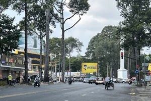 TP.HCM siết quản lý biển quảng cáo trên vỉa hè