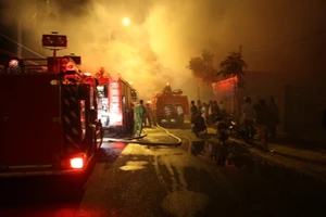 Xưởng mộc lớn phát cháy trong đêm