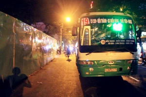 Người đi bộ bị xe buýt ép vào rào chắn công trình gây tử vong