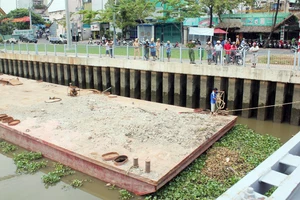 Xà lan đâm mạnh vào cầu Bông ở quận 1