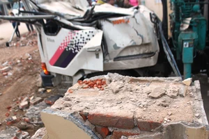 Vụ sập cổng TTVH huyện, 3 người tử vong: Trụ cột cổng không có cốt thép?