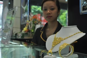 Giá vàng tăng mạnh, trang sức bán chạy dịp 8/3