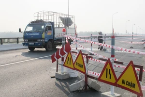 Nguy cơ ngừng lưu thông qua cầu Đà Rằng