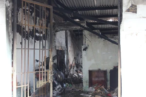 Lửa thiêu rụi căn nhà vắng chủ