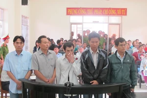 Phiên tòa xử 5 công an đánh chết người: 19/23 nhân chứng vắng mặt tại tòa