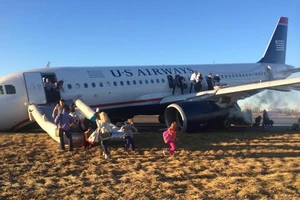 Máy bay Mỹ nổ lốp đột ngột khi cất cánh