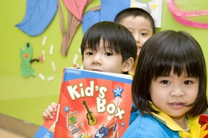 Lại cho dạy thêm tiếng Anh trong trường mầm non