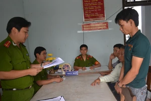 Bắt người trong nhóm “rút ruột” container gỗ xuất khẩu