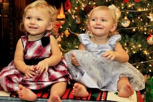 Cặp song sinh 3 tuổi chết đuối trong nước mưa