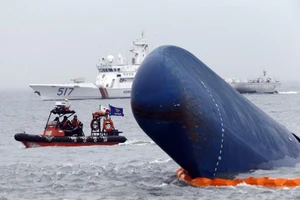 Thợ lặn bắt đầu thâm nhập bên trong phà Sewol