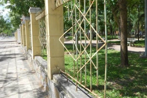 Hàng rào công viên bị “xé nát”