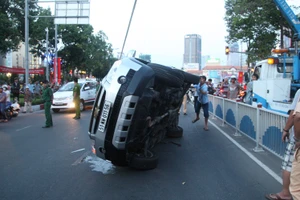  Xe ô tô biển số nước ngoài bị lật trên đường phố