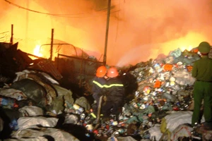 Khu dân cư tán loạn vì cháy kho phế liệu