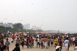 Hàng trăm ngàn du khách đổ về Sầm Sơn