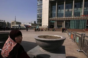 Cảnh sát truy lùng người nhà kẻ đánh bom ở Tân Cương