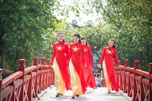 Những người mẫu xinh đẹp trong áo dài đỏ hát vang Quốc ca