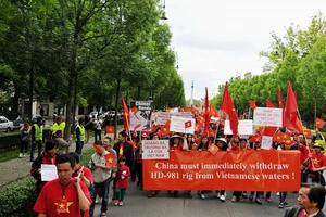 Người Việt tại Hungary tuần hành phản đối Trung Quốc