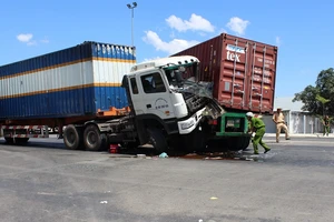 Hai container đâm nhau vì cùng tranh vượt ngã ba