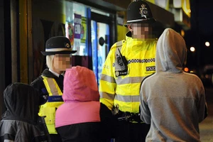 Anh Quốc: Cứ 4 phút là có một trẻ em bị bắt