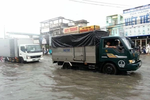 Mưa lớn làm QL1A ngập nặng