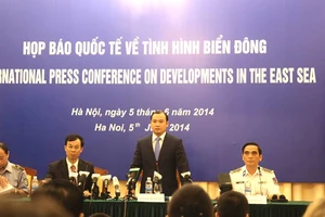 Bộ Ngoại giao họp báo quốc tế: Trung Quốc bạo lực chứ không phải “trỗi dậy hòa bình“