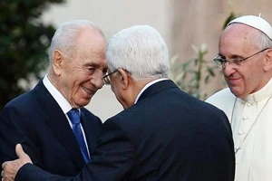 Cuộc gặp kì lạ giữa những bên đối đầu tại Vatican