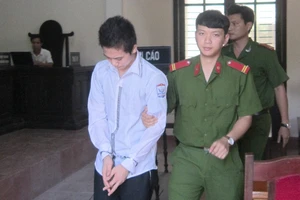 Học sinh lớp 11 trộm quần lót rồi giết người