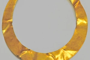 Chiếc vòng vô giá “phiêu lưu” qua những thùng rác