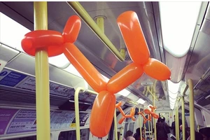 Hành khách bí ẩn để lại món quà đặc biệt trên xe điện