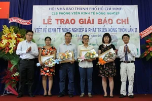 Phóng viên Báo Pháp Luật TP.HCM nhận giải báo chí về nông nghiệp