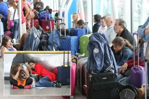 Kiểm soát không lưu đình công, hàng ngàn hành khách mắc kẹt