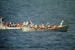 Lật tàu chở 600 người ở vùng biển Italia