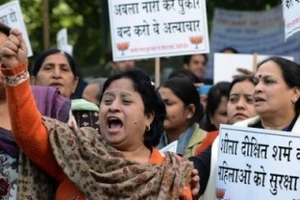 Dư luận phẫn nộ vụ quan chức Ấn Độ đe dọa hiếp dâm