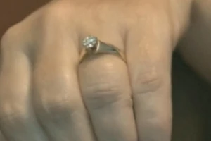 Chú chó “ho” ra nhẫn cưới kim cương