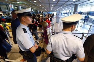 Giày và điện thoại trở thành vật nguy hiểm