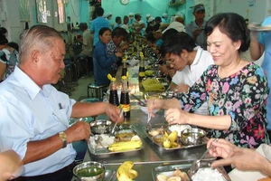 Phu nhân Chủ tịch nước ăn cơm 2.000 cùng với người nghèo