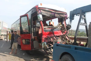 Xe chở khách đi du lịch đâm trực diện đầu xe tải trên QL 1A