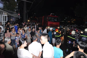 Giải cứu cụ ông trong căn nhà rực lửa