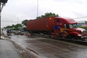 Nổ vỏ, xe tải ủi tung dải phân cách