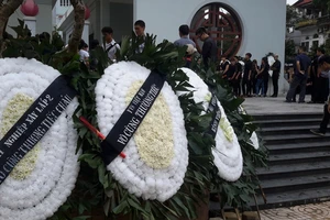 Vòng hoa trắng đưa tiễn Toàn Shinoda