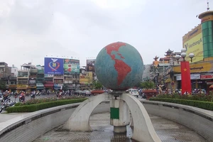 Thư ảnh gửi em gái Cali: Sài Gòn mấy mùa dời tượng, xây đài