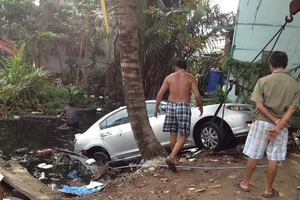 Thoát chết khi ô tô rơi xuống kênh đen