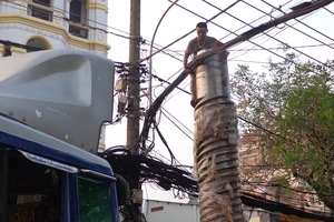 Chùm ảnh: Xe siêu cao “làm xiếc” với dây điện