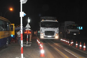 Bắt “cò” nhận tiền cho xe vượt trạm